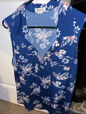 Women's Navy Floral Sleeveless V-Neck Top